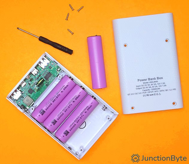 Inserting-4-18650-Batteries-in-Power-Bank